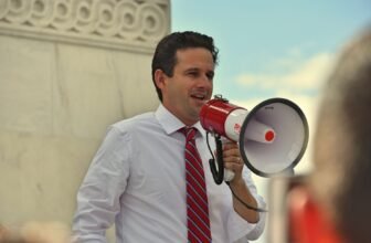 ‘Pathetic Fart’ of a Invoice That Bans Youngsters from Social Media Strikes Ahead